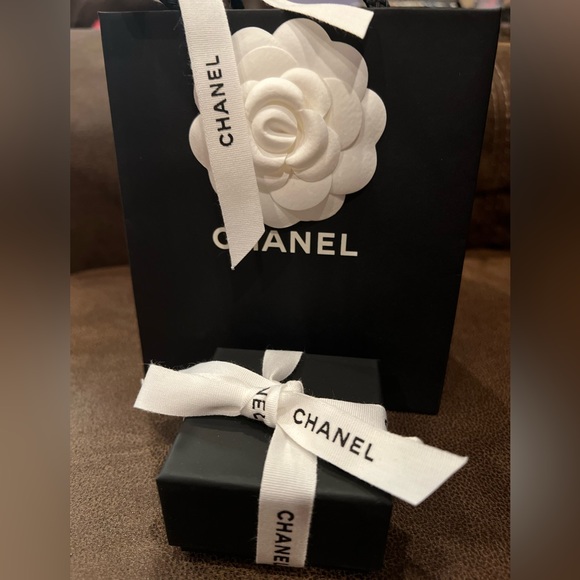 CHANEL GOLD DROPPING NEW EARRINGS NEWEST 2023-2024 CRUISE COLLECTION - Picture 8 of 16